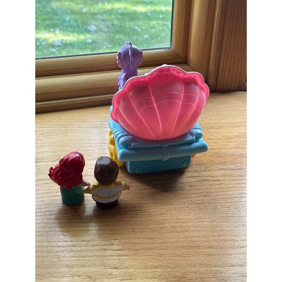 Fisher-Price Little People Disney Ariels Magical Carriage Toy With Figures & Sea - Picture 5 of 5